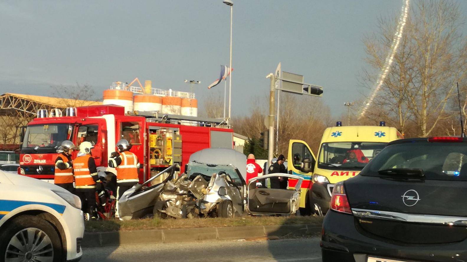 Vozačica (25)  je čekala zeleno: Kombi naletio, umrla na mjestu