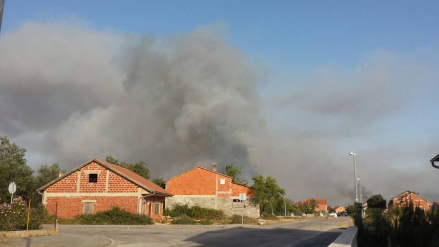 Planuo je požar kod Kistanja, prijeti nacionalnom parku