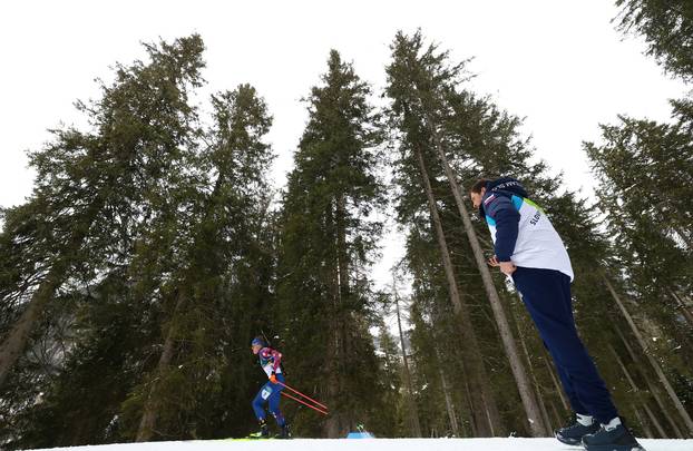 FOTO Slovenci prvi u skijaškim skokovima, brat i sestra osvojili zlato u curlingu, Shiffrin druga