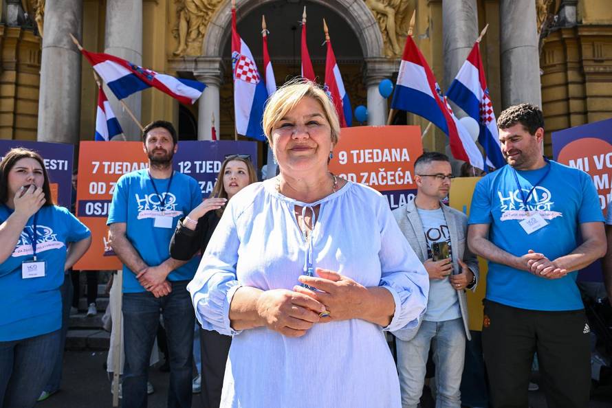 Zagreb: Okupljanje sudionika Hoda za život ispred HNK