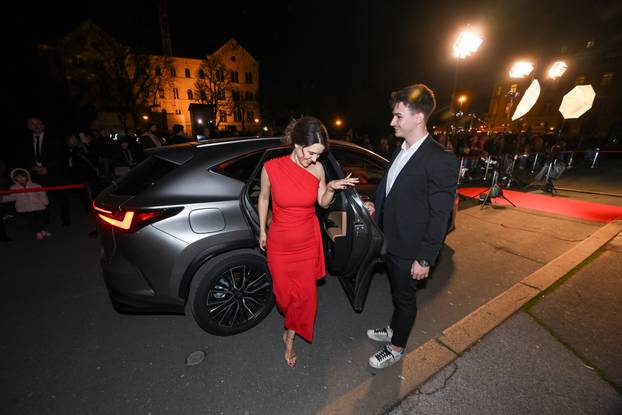 Zagreb: Dolazak uzvanika na dodjelu medijske nagrade "Večernjakova ruža" u Hrvatskom narodnom kazalištu
