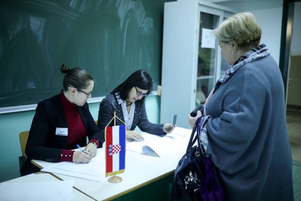 Glasovanje na biračkom mjestu u Sarajevu na kojem se bira predsjednik RH