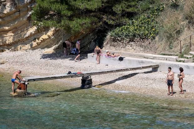 Zadar: Visoke temperature u Zadru, građani potražili osvježenje na plaži
