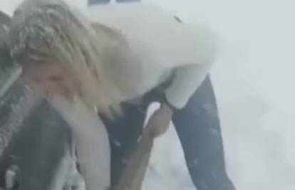 VIDEO Studentice autom išle na ispit pa zapele u snijegu kod Zagvozda: Spasio ih kišobran!