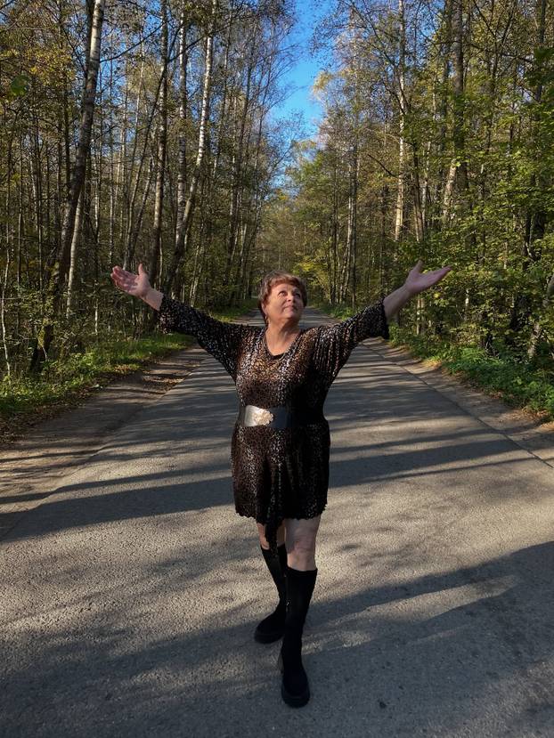 FOTO Ima 70 godina i šokira internet izazovnom odjećom: 'Život ne prestaje kad ostariš'