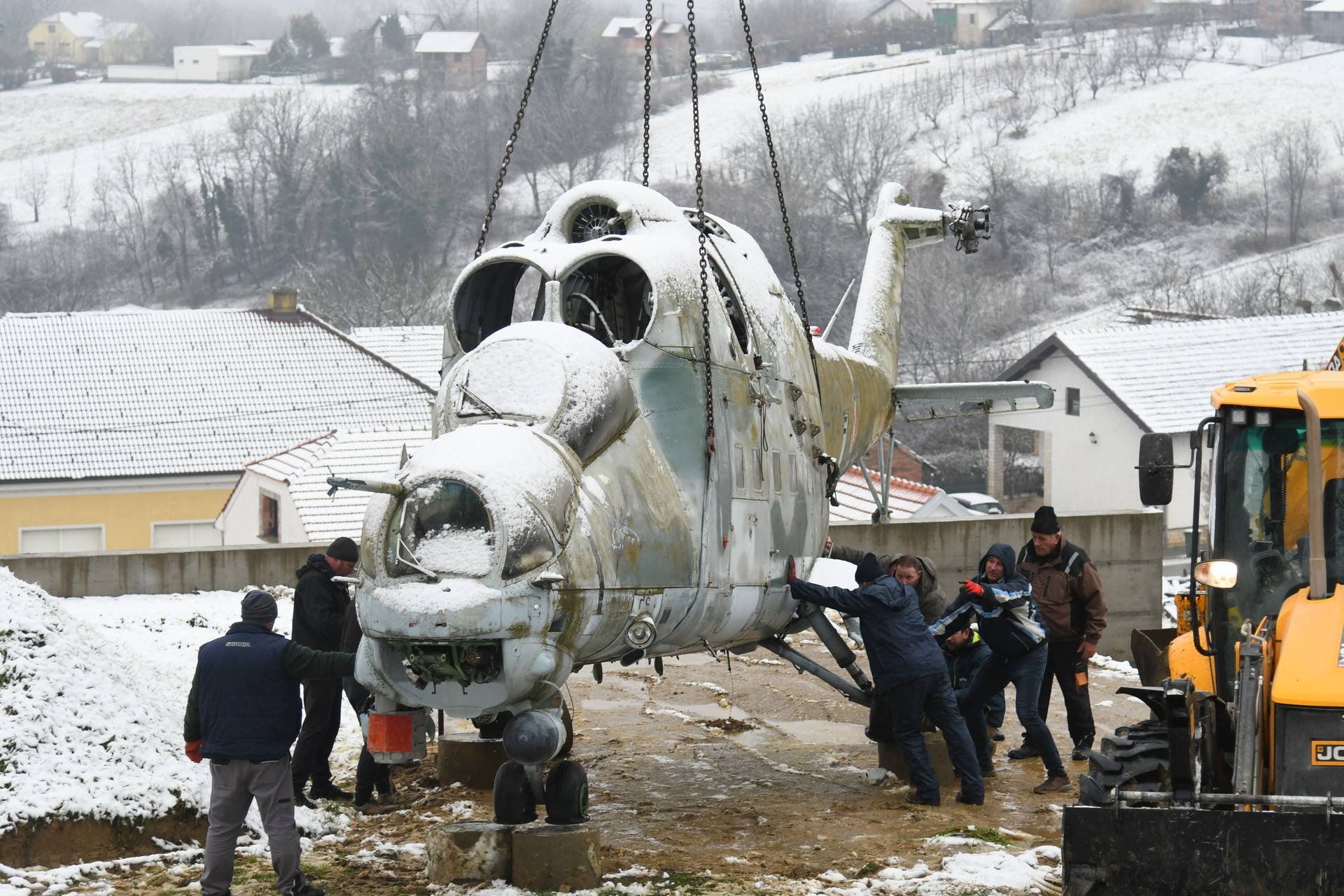 Bjelovar: Zrakoplov MiG 21 BIS i helikopter Mil Mi-24 dopremljeni u Kapelu gdje će biti turistička atrakcija