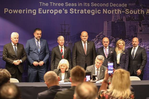 Dubrovnik: U sklopu Inicijative triju mora potpisan sporazum u području energetike, prometa, tehnologije, financija i porezne politike