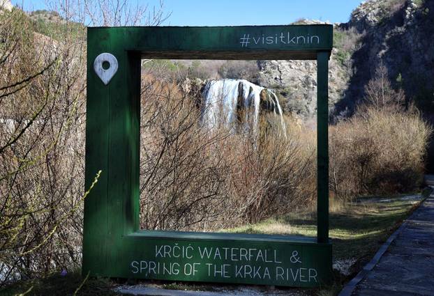 Knin: Slap Kr?i?, poznatiji kao Topoljski buk ili Veliki buk ukrašen dugom