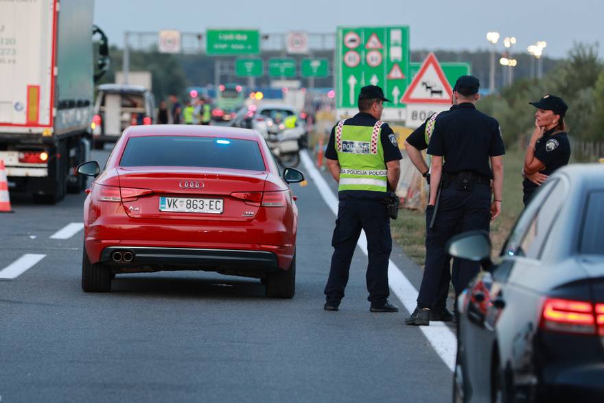 Policajka službenim motocikom pregazila pješaka