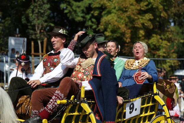Vinkovci: Svečani mimohod sudionika 61. Vinkovačkih jeseni 