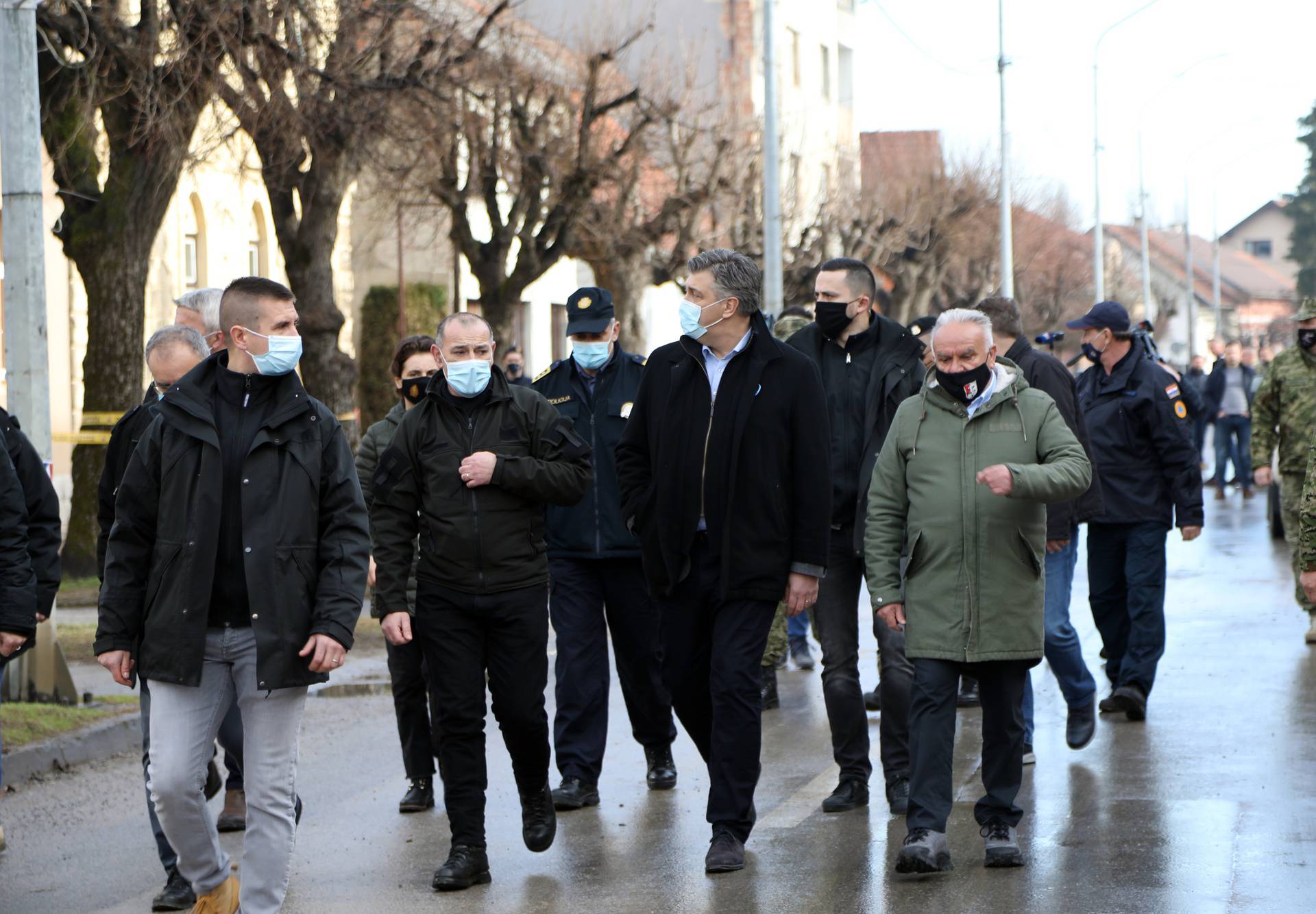 Petrinja: Ugasili bagere čim su Plenković i delegacija otišli, ne zna se kad će početi rušenje