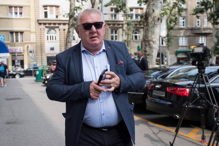 Tko je šerif Josip Đakić? Ne zna ispuniti imovinsku karticu, a sin je drogiran prijetio policajcima