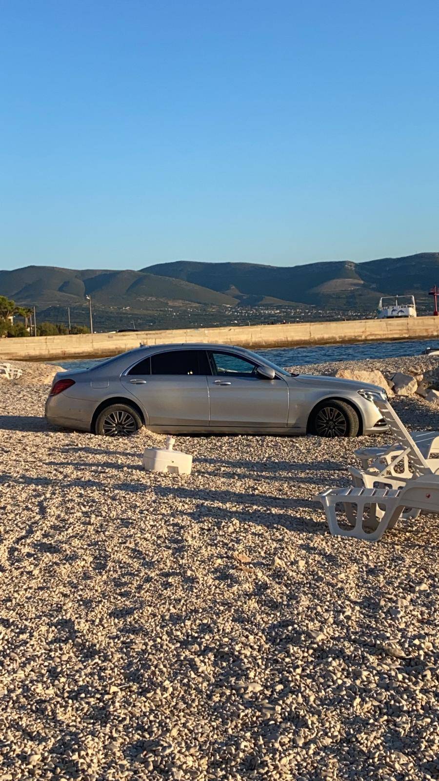 Mercedes ni da mrdne: Parkirao auto na plaži pa zapeo u šljunku