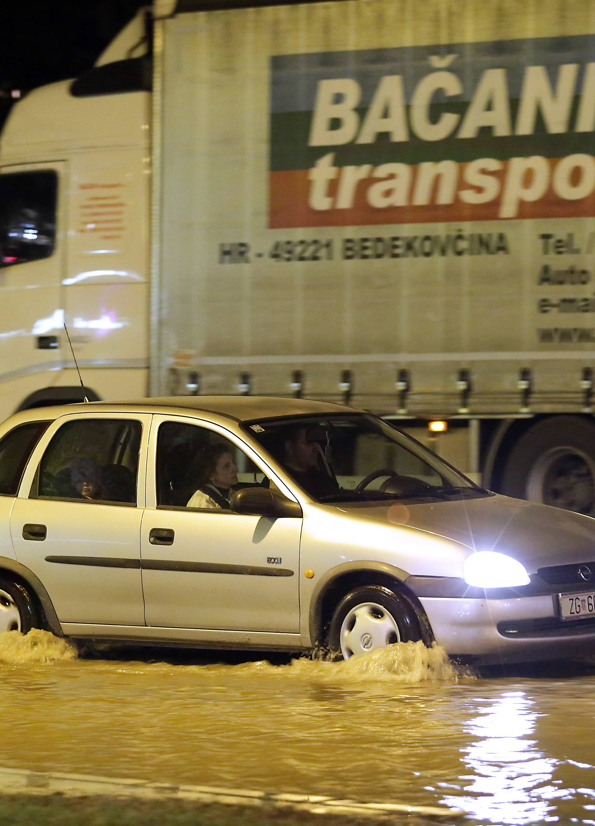 Kamion se zabio u hidrant kod Arene: Borili se s bujicom vode