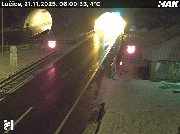 FOTO Snijeg i bura stvaraju kaos prema Rijeci, nema pravca za kamione. Ovako izgledaju ceste