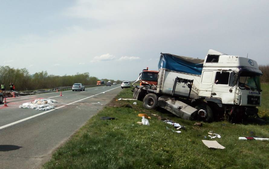 Prešao na drugi trak autoceste A3: Vozač kamiona bio je pijan