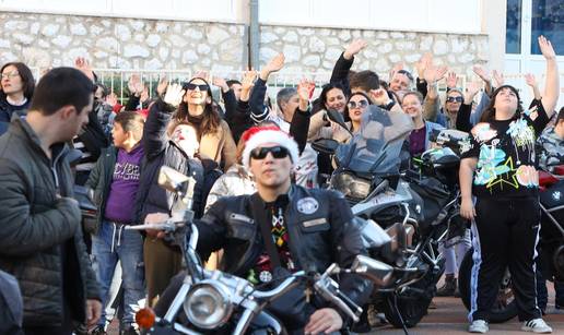 FOTO Ma tko još vozi saonice: U Šibeniku se Djed Božićnjak vozi na motoru i daje poklone