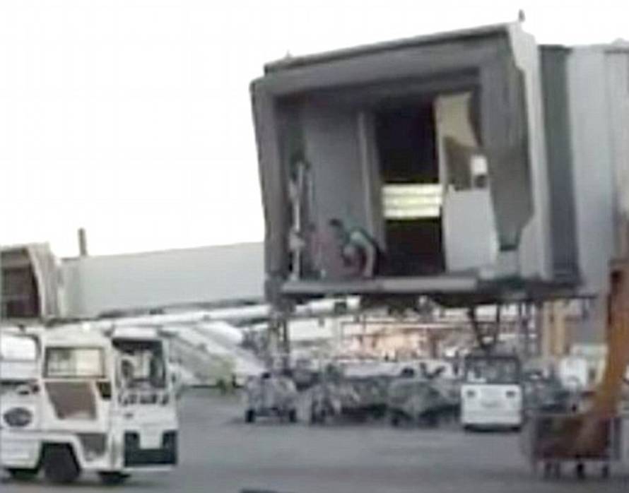 Zakasnio na let pa pokušao zaustaviti avion kao da je taksi