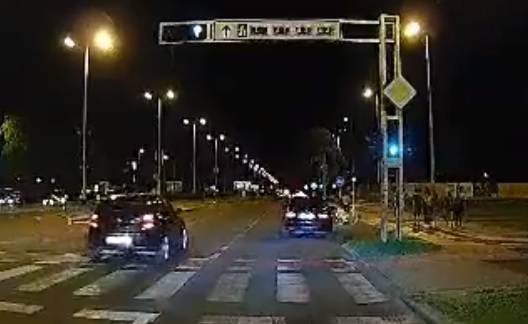 Dramatična snimka iz Zagreba: Auto skoro pokupio biciklista koji je prošao kroz crveno