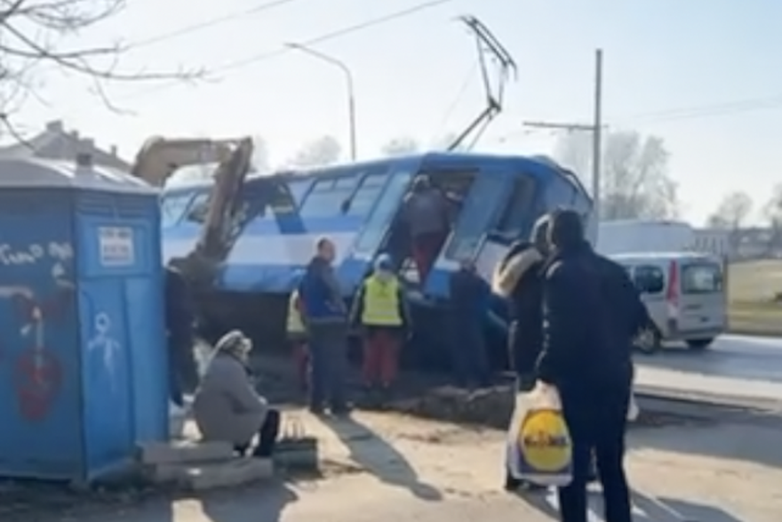 Osijek: Bager udario u tramvaj pun putnika