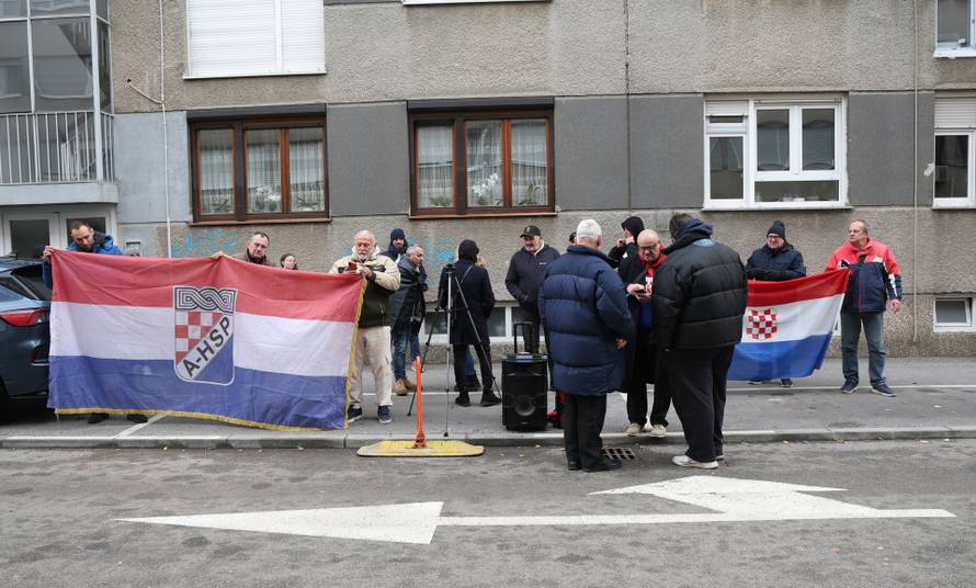 Prosvjednici  su stigli pred stan Tomislava Tomaševića i najavili  da će pjevati Thompsonove pjesme 