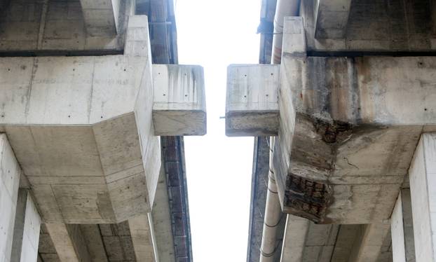 Karlovac: S nadvo&zcaron;njaka autoceste otpadaju komadi betona