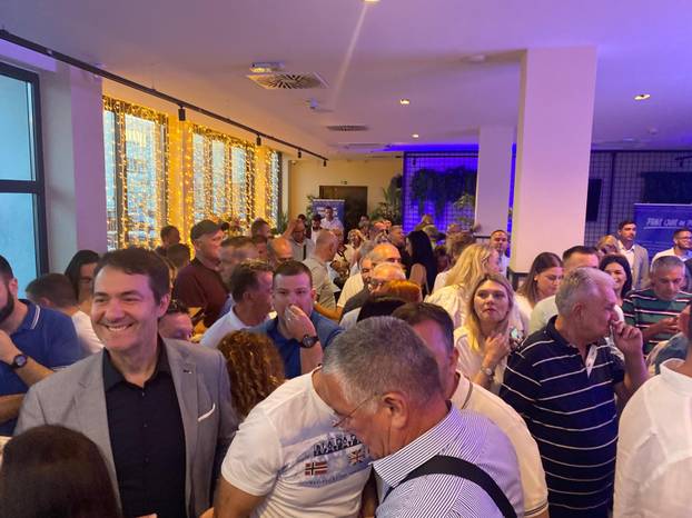 200 fotografija s izbora: Delirij u Splitu i Vukovaru,  velika fešta Rinčić i puse za Selak Raspudić