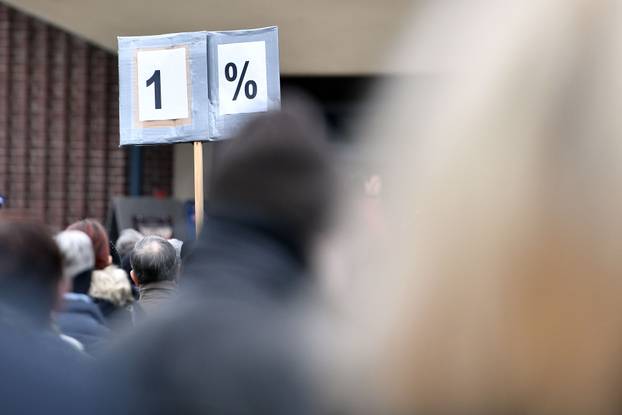 Na Trgu Republike u Čakovcu održan prosvjed u znak podrške kirurzima