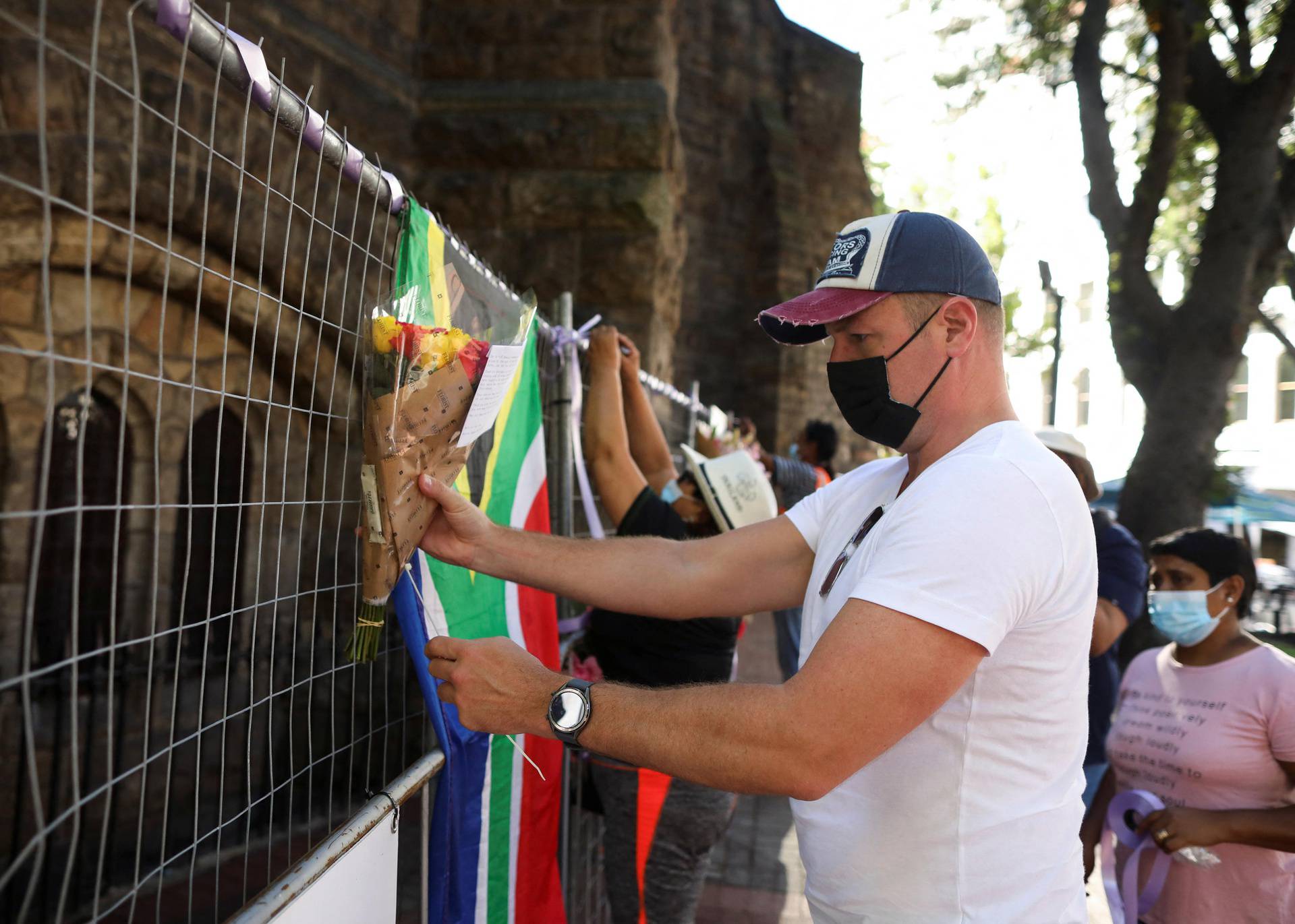 Ljudi odaju počast nadbiskupu Desmondu Tuti u Cape Townu