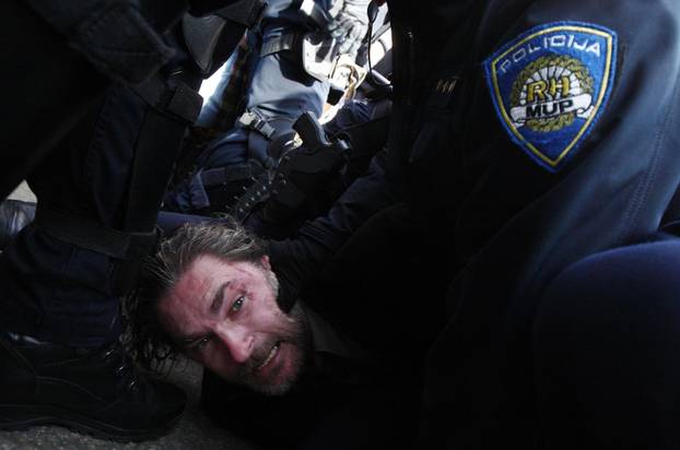 ARHIVA: Zagreb: Na prosvjedu protiv EU policija grubo privela nekolicinu prosvjednika