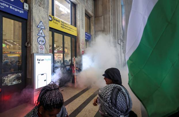 USB union holds nationwide strike, "Let's Block Everything," in solidarity with Gaza, in Milan