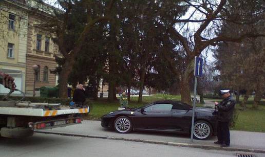 Crni Ferrari parkirao na glavnom trgu u Karlovcu 