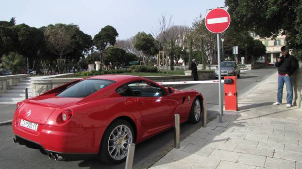 Split: Kerumov Ferrari 599 GTB mami pogled parkiran ispred zgrade Banovine 