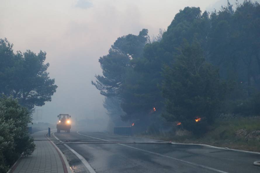 Kanader pomaže u gašenju, u Makarsku stiže i 150 vojnika