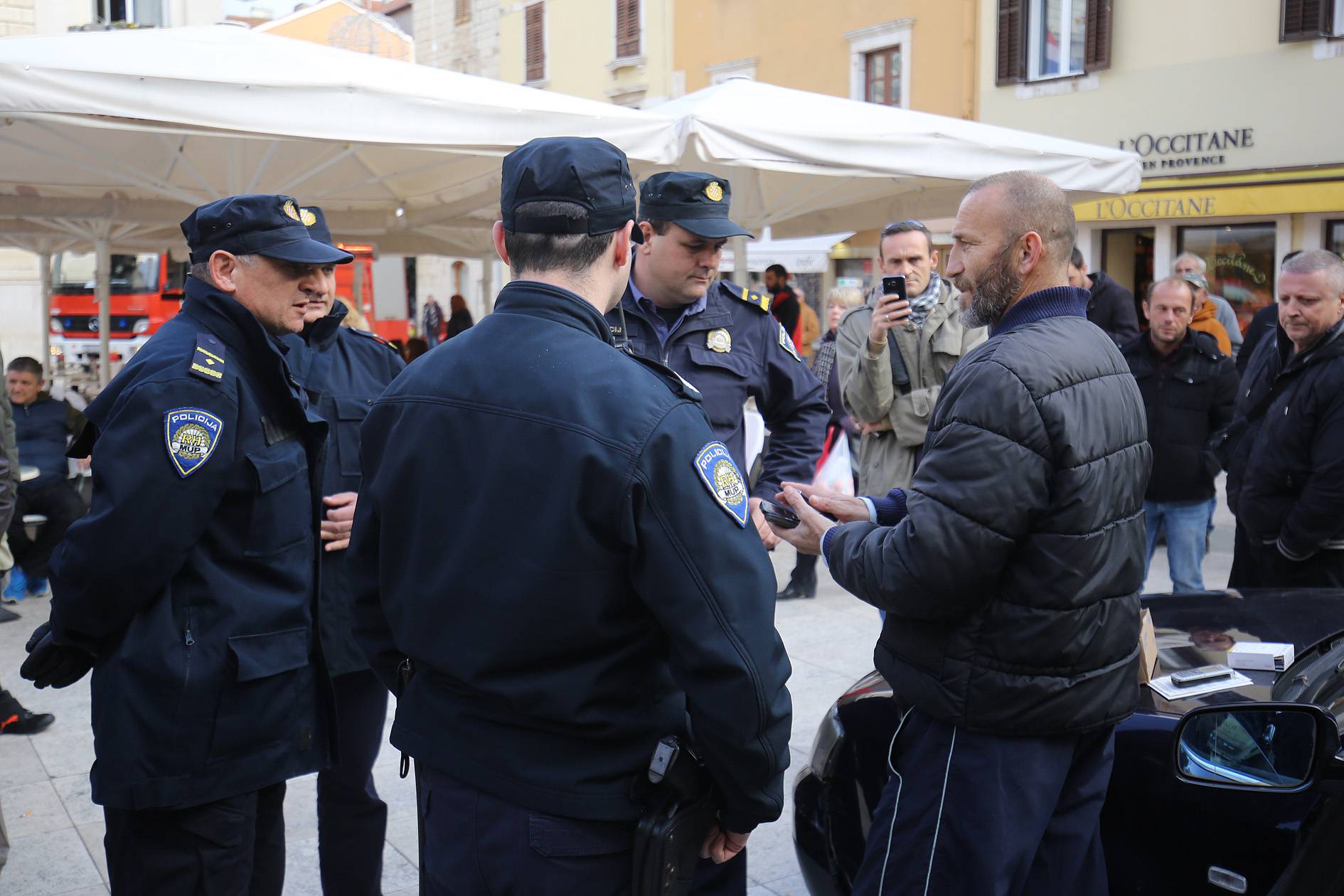 'Dužan sam, ali i meni duguju': Htio se zapaliti u centru Zadra