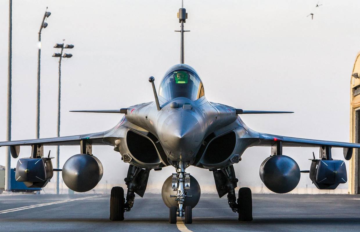 Samopouzdanje nacije diže se životnim standardom, školama i bolnicama. Ne ratnim avionima