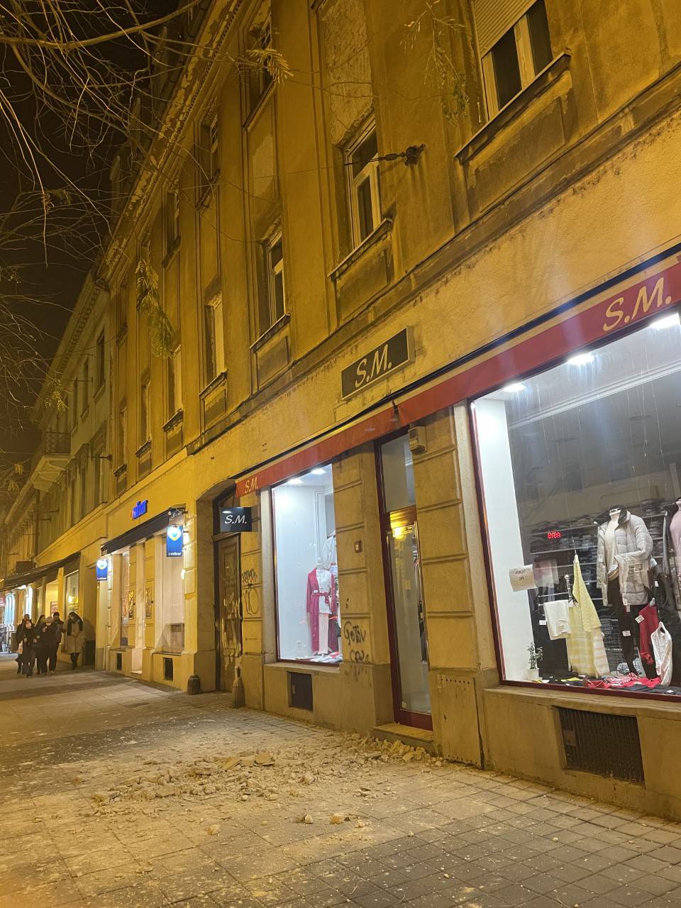 FOTO Veliki komad fasade pao u središtu Zagreba: 'Užas. Vikali smo, ljudi su počeli bježati....'