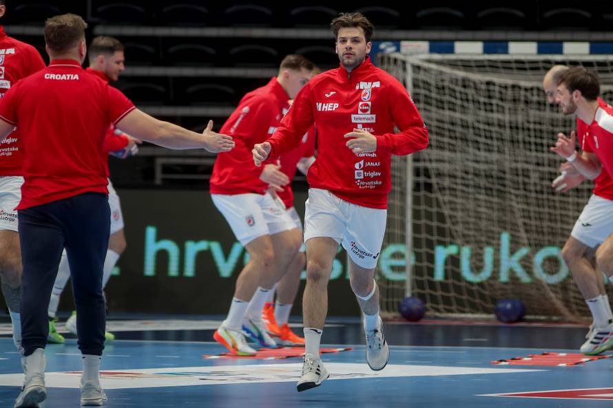 Zadar: Zagrijavanje rukometaša prije početka prijateljske utakmice između Hrvatske i Švicarske