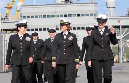 Časnice na Mount Whitney: "Mi držimo tri kuta mornarice"