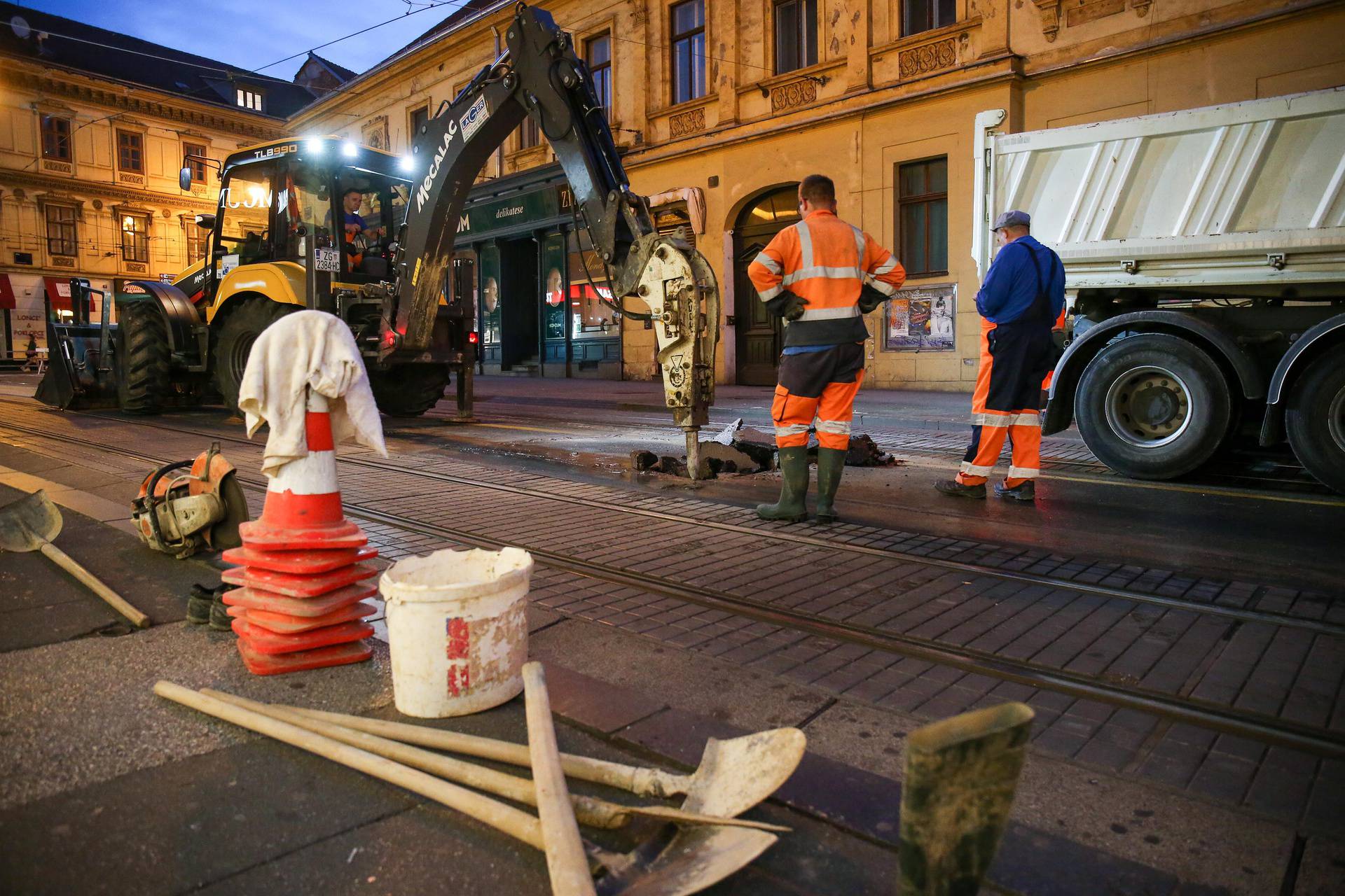 Zagreb: Stanovnici centra bez vode zbog puknuća cijevi u Frankopanskoj ulici