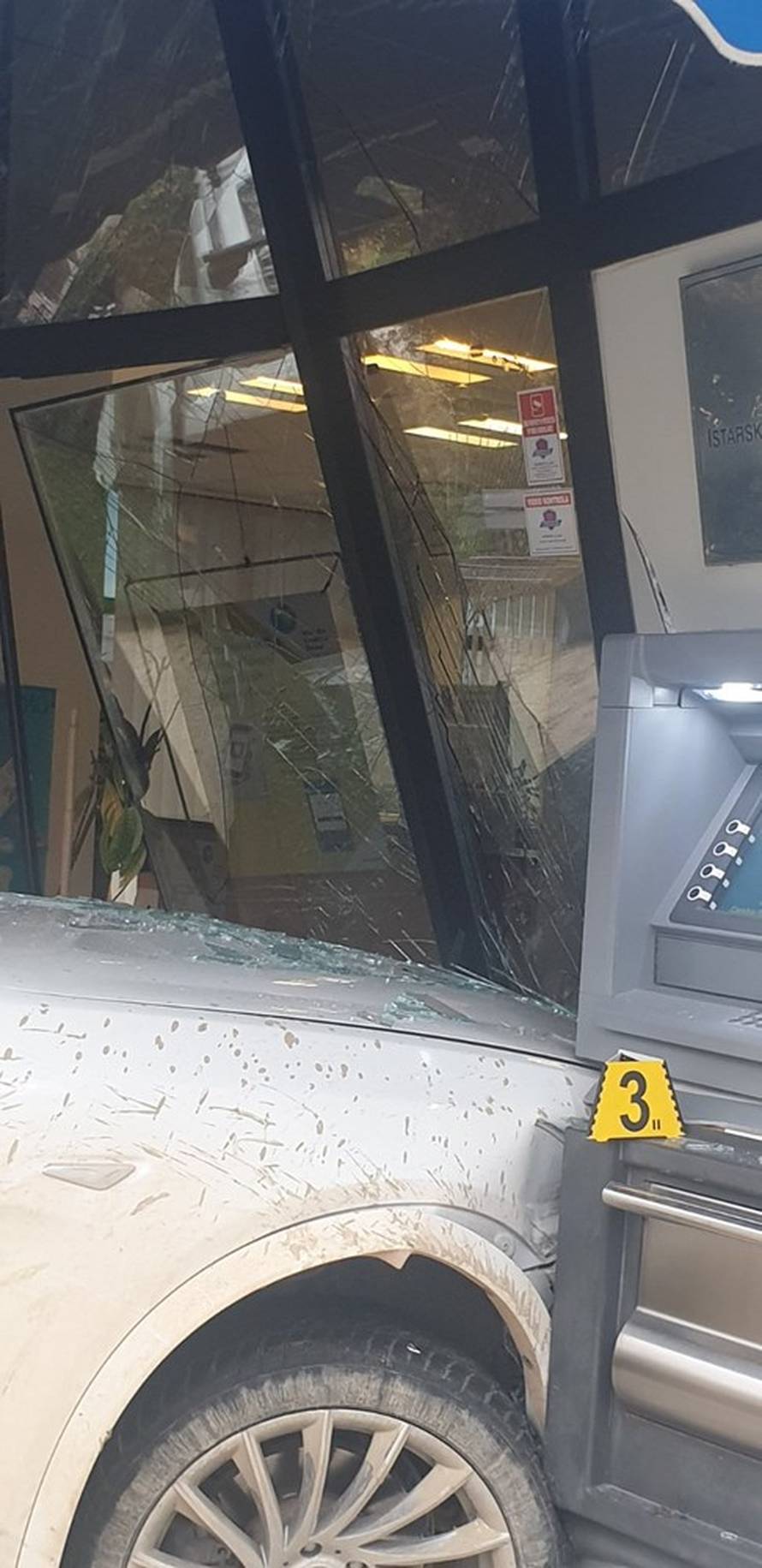 Pijan i u punoj brzini se autom zabio u bankomat u Novigradu