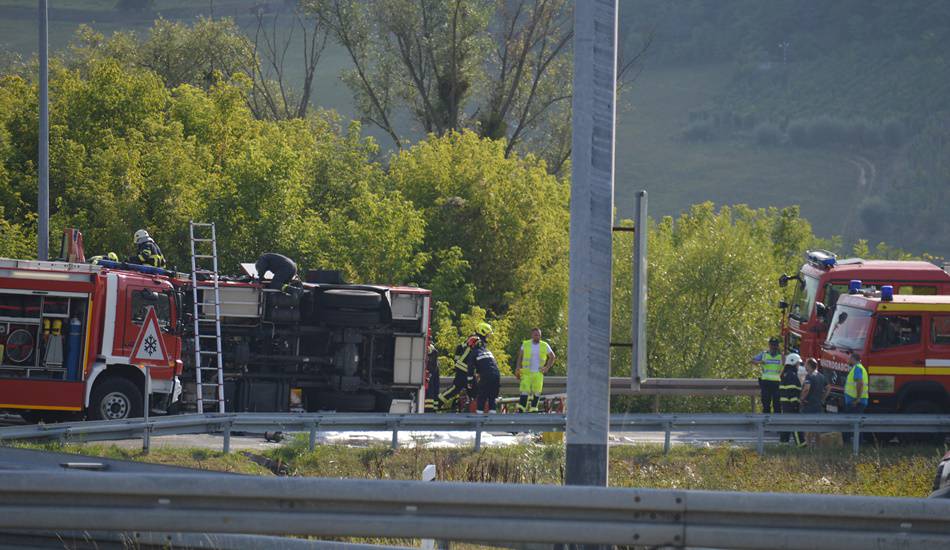 Vatrogasnim vozilom sletjeli su s ceste u Krapini i prevrnuli se na bok: Dvoje lakše ozlijeđenih