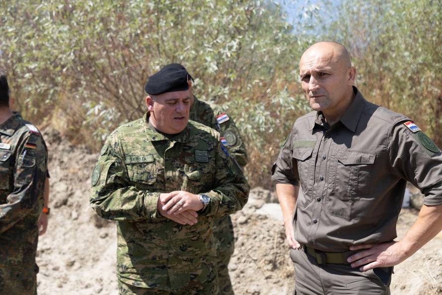 Osijek: Ministar Ivan Anušić na izvlačenju replike nasukanog antičkog rimskog broda na obali rijeke Drave