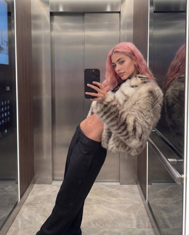FOTO Fitness influencerica ružičaste kose živi savršen život - ali ona nije ono što mislite...