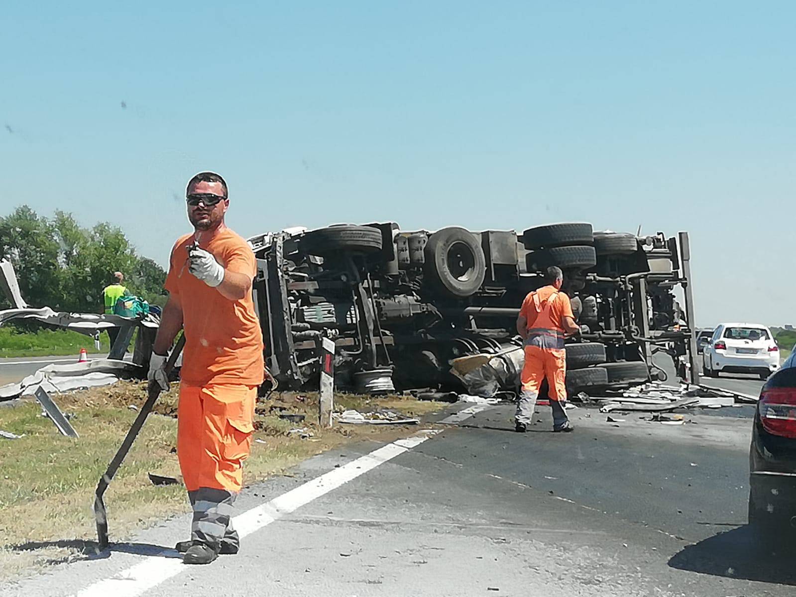 Strašne fotografije: Sudarili se kamioni, jedan probio ogradu