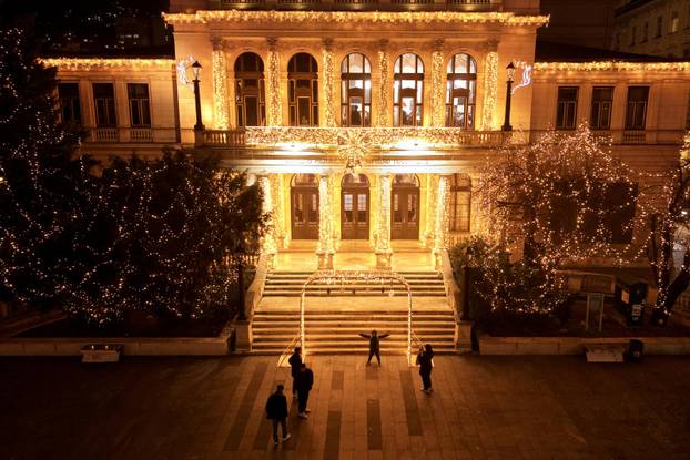 Pogled iz zraka na  novogodišnje ukrase u centru Sarajeva