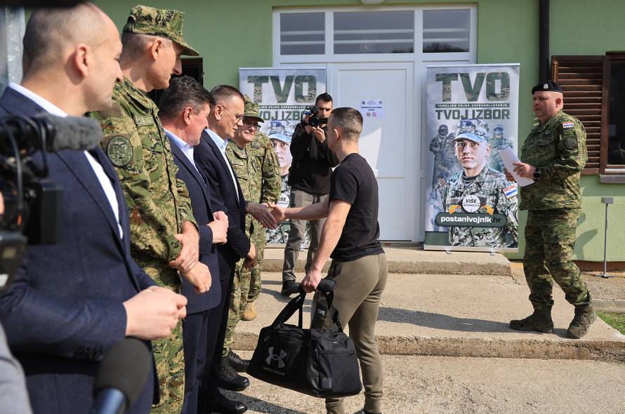 Ministar Anušić i general Kundid na prvom danu TVO-a na Slunju