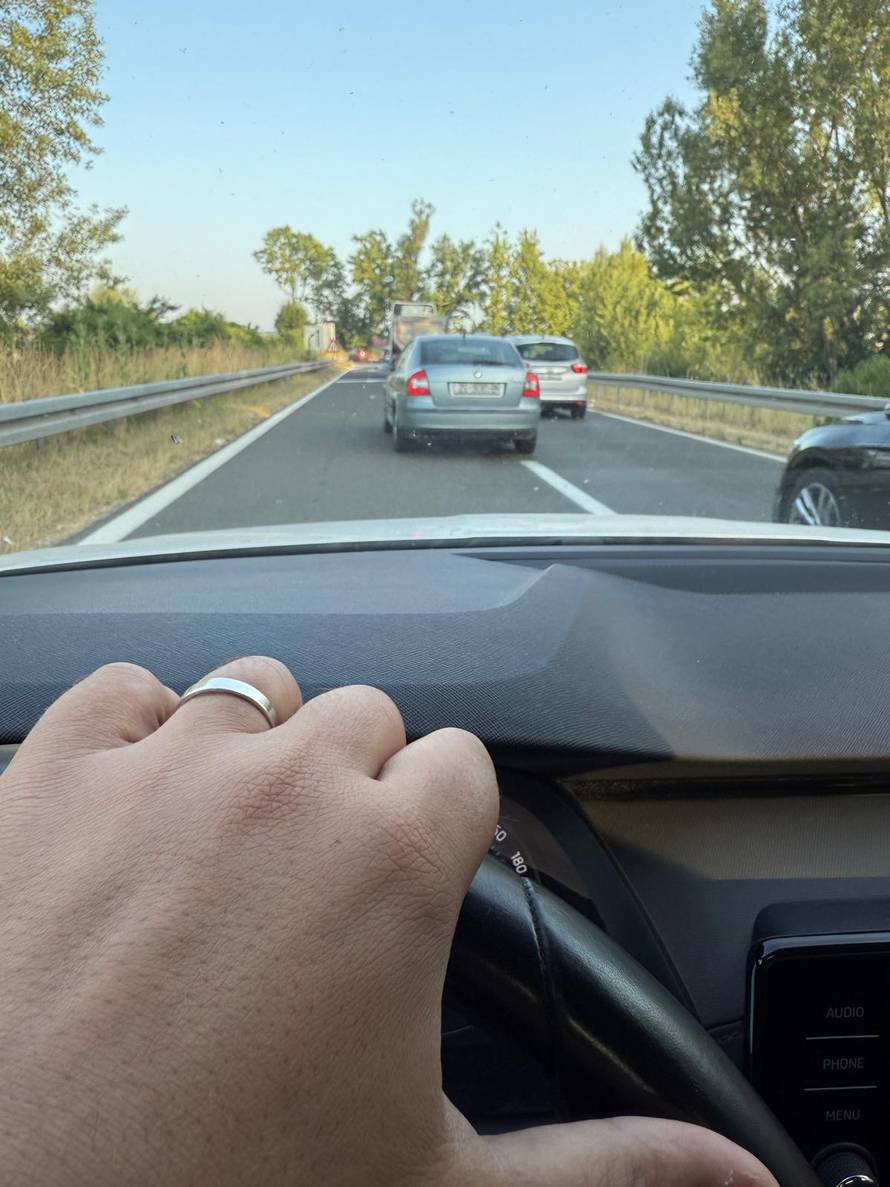 FOTO 'Baja' na ZG obilaznici blokira promet jer nema pojma o pravilima: 'Treba ga kazniti!'