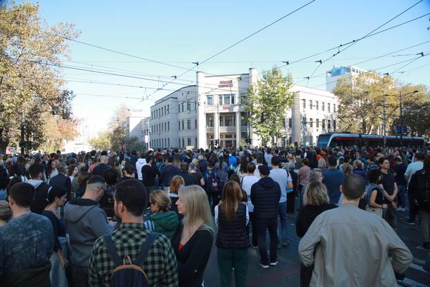 Novi Sad: U 11.52 sve je stalo, građani sa 16 minuta tišine odali počast stradalima