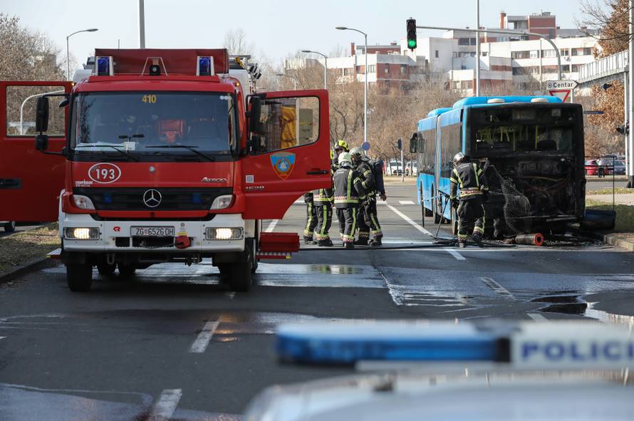 Zagreb: Vatrogasci ugasili poÅ¾ar na autobusu ZET-a na izlasku iz naselja Dugave